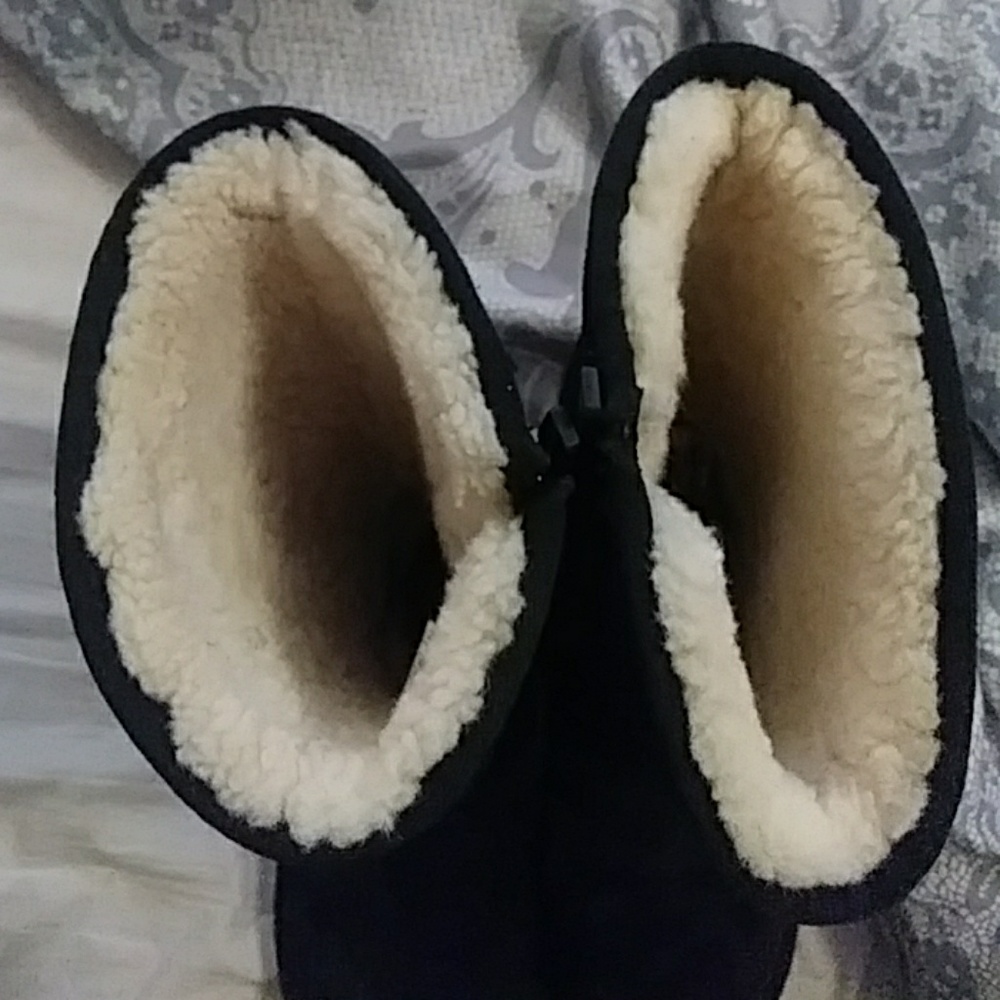 Sharp Ugg Boots - image 3